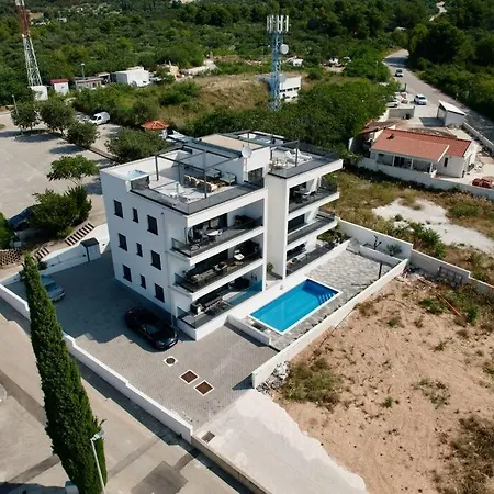 Ivano With Pool & Jacuzzi *