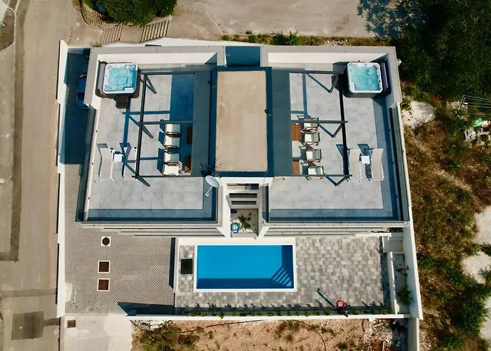 Ivano With Pool & Jacuzzi *