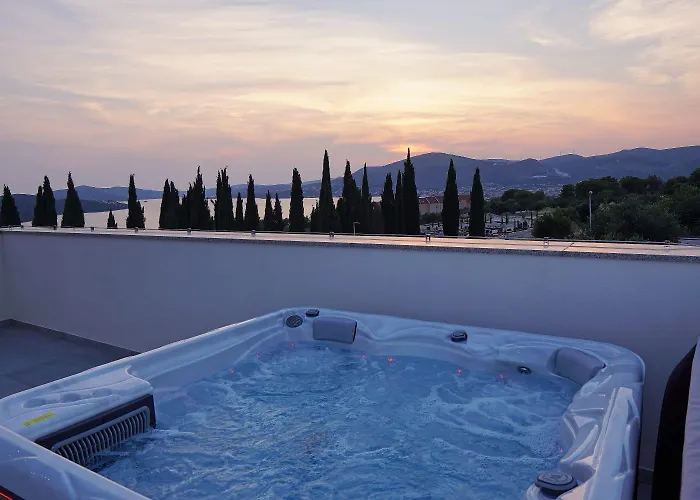 Ivano With Pool & Jacuzzi Apartmán Trogir