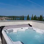 Ivano With Pool & Jacuzzi * トロギール