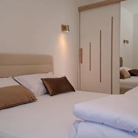 Ivano With Pool & Jacuzzi Apartment *