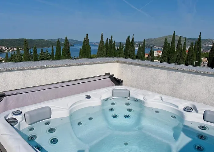 Ivano With Pool & Jacuzzi *