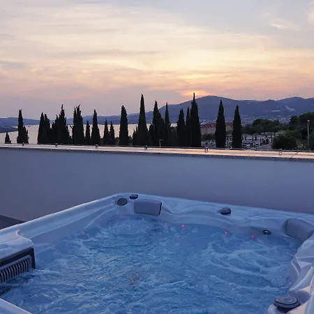 Ivano With Pool & Jacuzzi Apartment Trogir